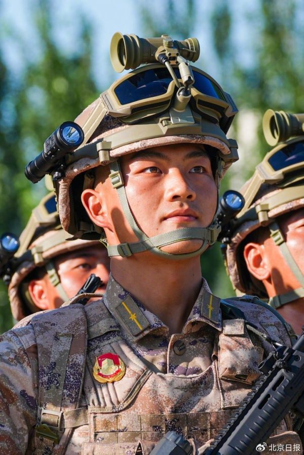 鸿泰利创 汶川地震被解放军救出的男孩将参加阅兵 期待正步走过天安门